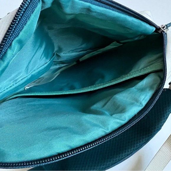 Patagonia atom 8L sling creamy white and green crossbody - Picture 4 of 5